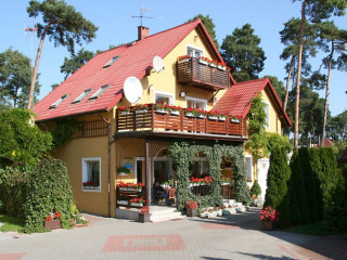 RELAKS база відпочинку літні будиночки сімейні номери нічліги відпочинок в Польщі Балтійське море Леба